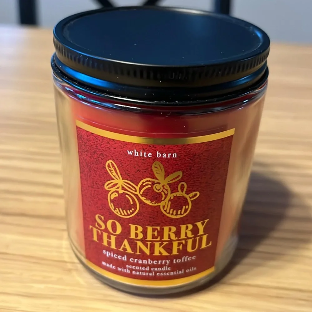 Bath & Body Works Single Wick Candle. So Berry Thankful.